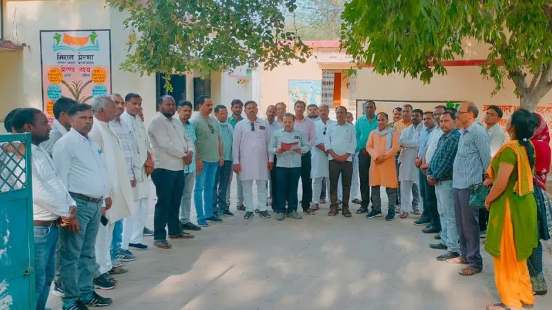 Mahoba: 22 सूत्रीय मांगों को लेकर शिक्षकों ने प्रभारी BSA को सौंपा ज्ञापन, शैक्षिक महासंघ निकालेगा शांति मार्च