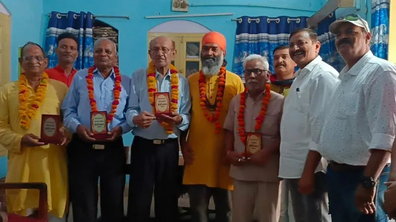 Mahoba News: बुंदेली समाज ने लोकतंत्र सेनानियों को किया सम्मानित, आपातकाल के अपने कठिन अनुभव किए साझा 