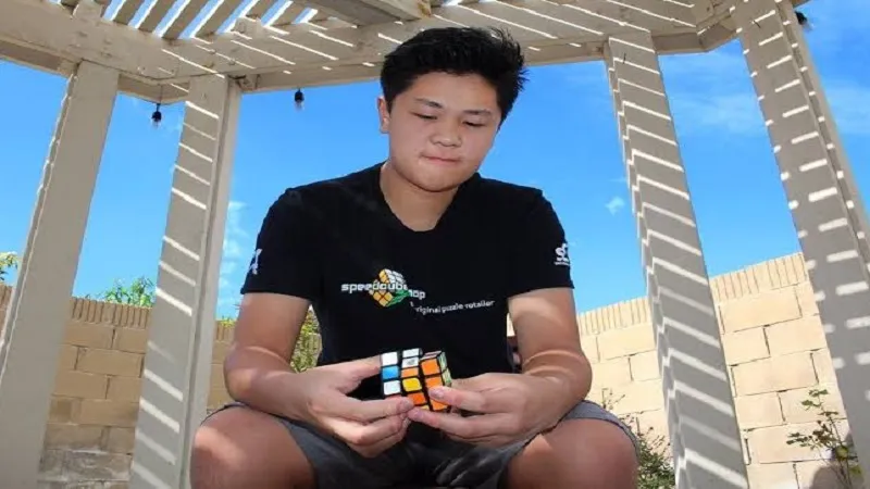 VIDEO: 21 साल के Max Park ने पलक झपकते ही सॉल्व किया Rubik's Cube, रचा इतिहास 