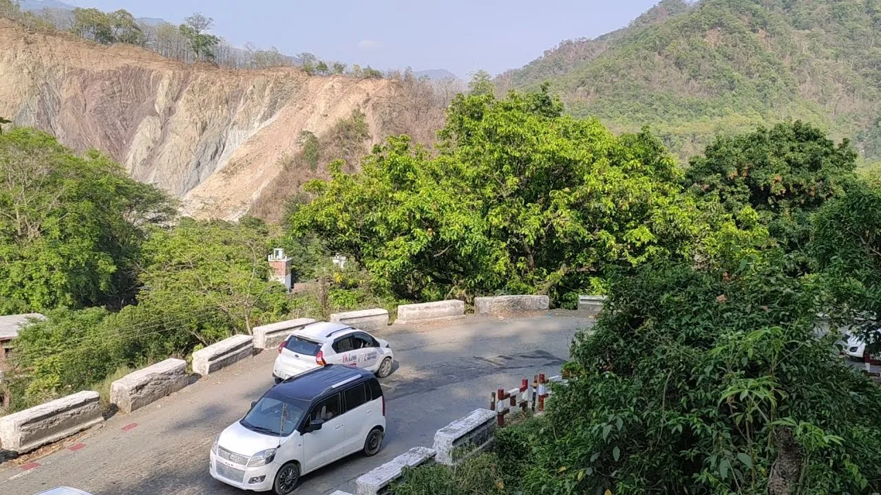 हल्द्वानी: पैराफिट टूटने से गुलाबघाटी पर बनी खतरों की डगर  