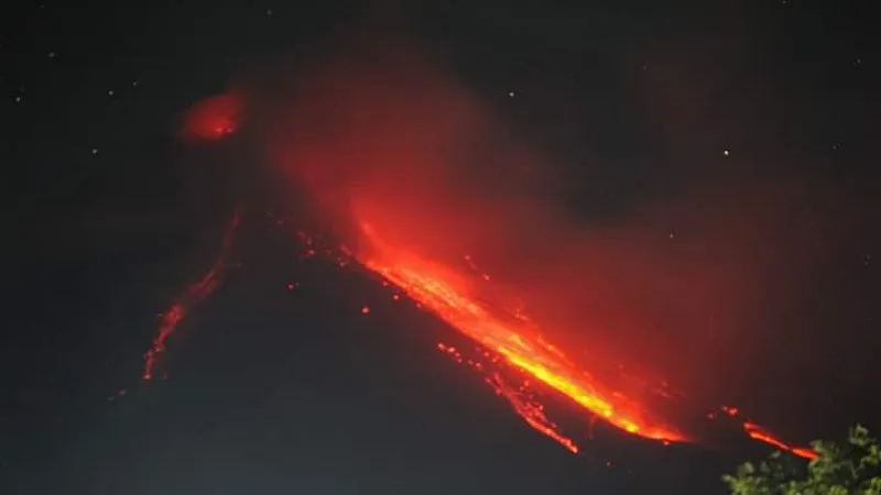 Philippines: राख, लावा उगलते मायोन ज्वालामुखी के आसपास रहने वाले ग्रामीण अन्यत्र गए 