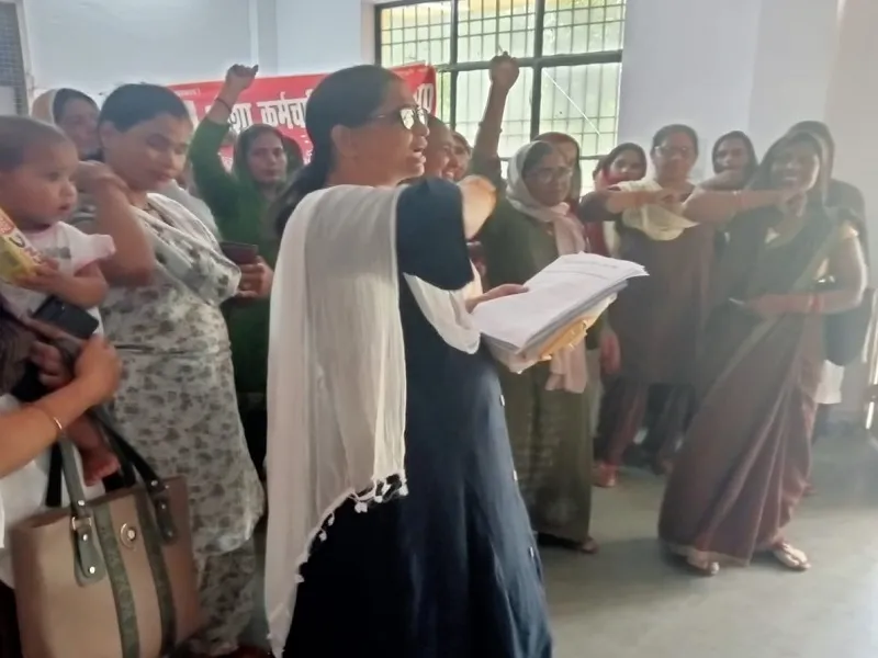 मुरादाबाद : आशाओं ने सीएमओ कार्यालय पर किया प्रदर्शन, अपमानित करने वाले कर्मी को निलंबित करने की मांग 