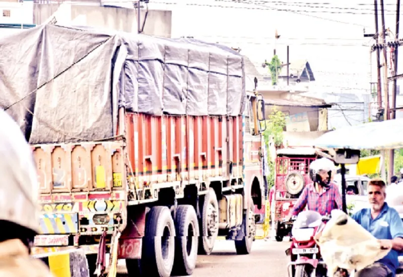 मुरादाबाद : नो-एंट्री में भारी वाहनों की बेधड़क एंट्री, पुलिस खोजती हेलमेट
