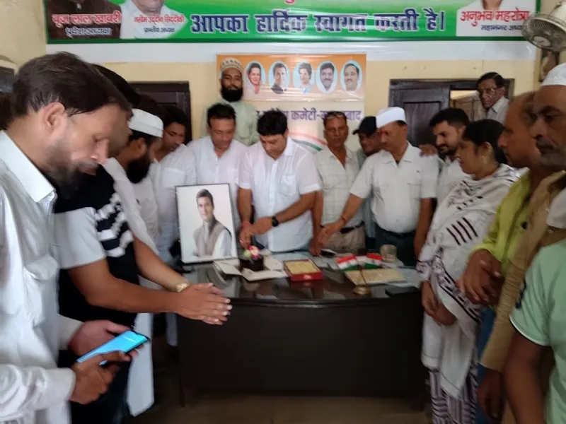 मुरादाबाद : कांग्रेसियों ने केक काटकर मनाया राहुल का जन्मदिन, दीर्घायु की कामना