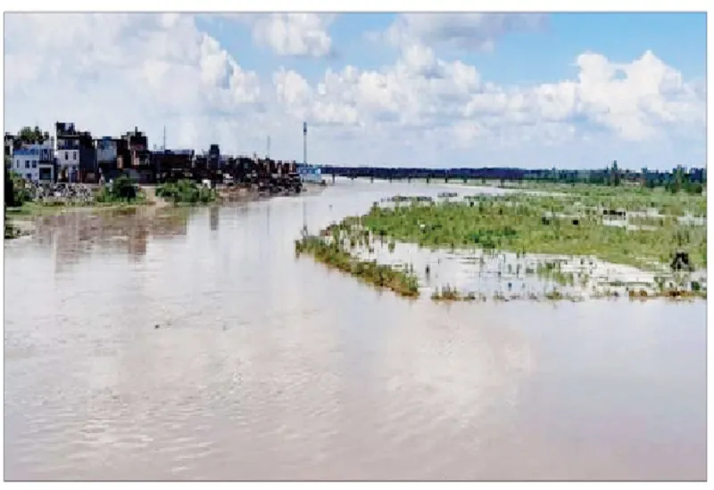 मुरादाबाद : गंगा नदी में पानी छोड़े जाने से बढ़ी सतर्कता, कंट्रोल रूम से नदी तटों पर बनी बाढ़ चौकियों से ली जा रही रिपोर्ट 