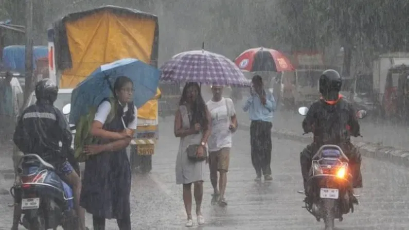 मुंबई और उसके उपनगरों में हुई मध्यम से भारी बारिश 