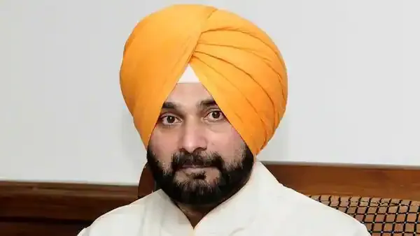 Navjot Singh Siddhu: बेटी और पत्नी संग ऋषिकेश पहुंचे नवजोत सिंह सिद्धू