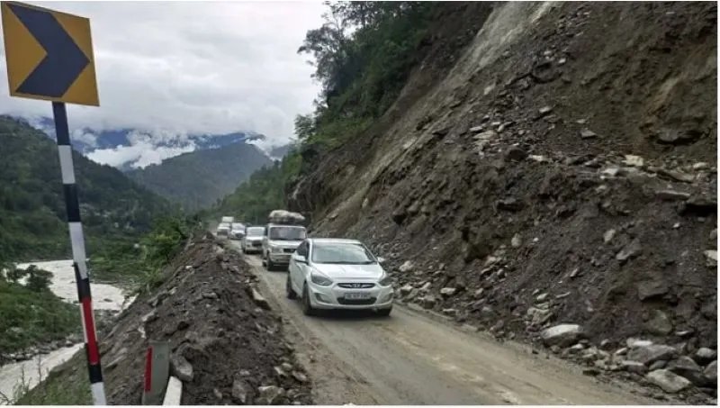 Badrinath: 17 घंटे बाद चालू हुई वाहनों की आवाजाही, पहाड़ी से पत्थरों के गिरने का सिलसिला जारी