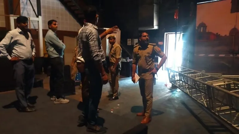 नोएडा फिल्म सिटी में बड़ा हादसा: लाइटिंग ट्रस गिरने से महिला मॉडल की मौत, फैशन शो के दौरान हुआ हादसा