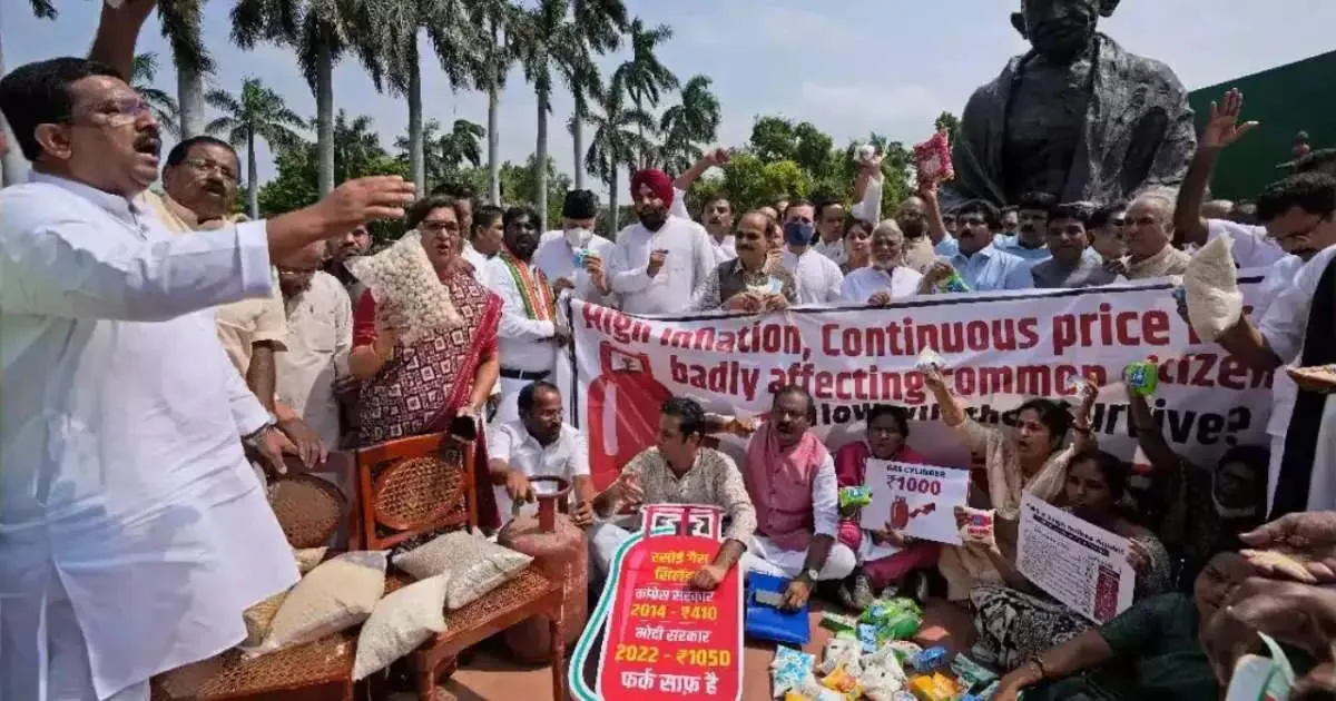 कांग्रेस ने आप सरकार के खिलाफ किया विरोध प्रदर्शन 