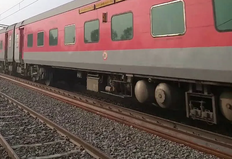 हद है! सुन लो, अब तुम दिखना नहीं पुलिस स्टेशन पर...