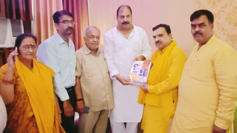 मिशन 2024 : प्रबुद्धजनों से संपर्क अभियान में जुटे प्रकाश पाल, डॉ आरती, संजय, सालवान आदि सम्मानित