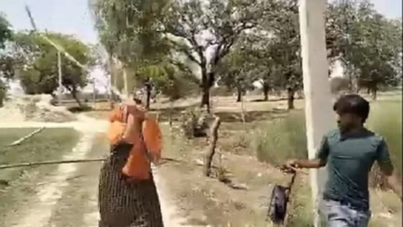प्रतापगढ़: लाइनमैन ने काटा कनेक्शन, महिला ने खोया आपा, डंडे से की जमकर पिटाई, देखें Video  