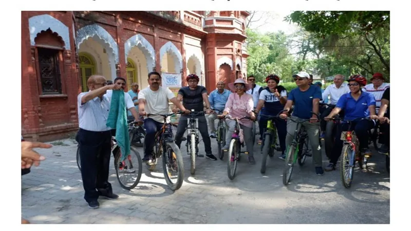 World Bicycle Day: विश्व साइकिल दिवस पर हरदोई में डाक्टरों ने साइकिल दौड़ कर बहाया पसीना