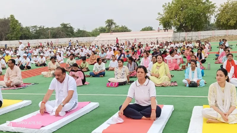 International Yoga Day 2023: शहर से लेकर गांव तक योग के लिए उमड़ा जन समूह, रायबेरली में मंत्री दिनेश सिंह ने किया योगाभ्यास