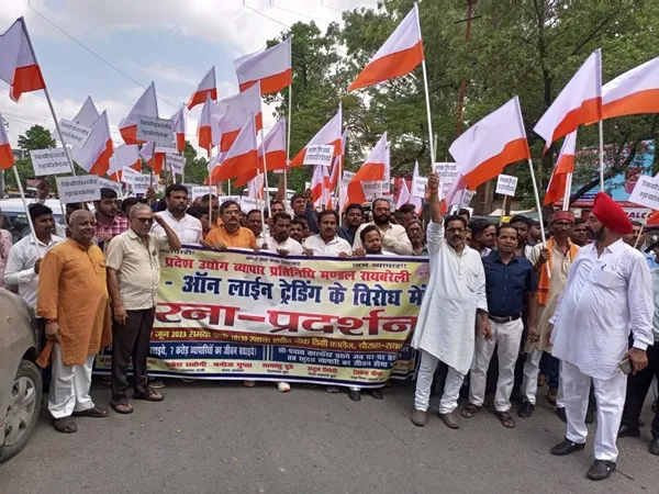 रायबरेली: ऑनलाइन ट्रेडिंग के खिलाफ व्यापारियों का प्रदर्शन, जिलाधिकारी को सौंपा ज्ञापन