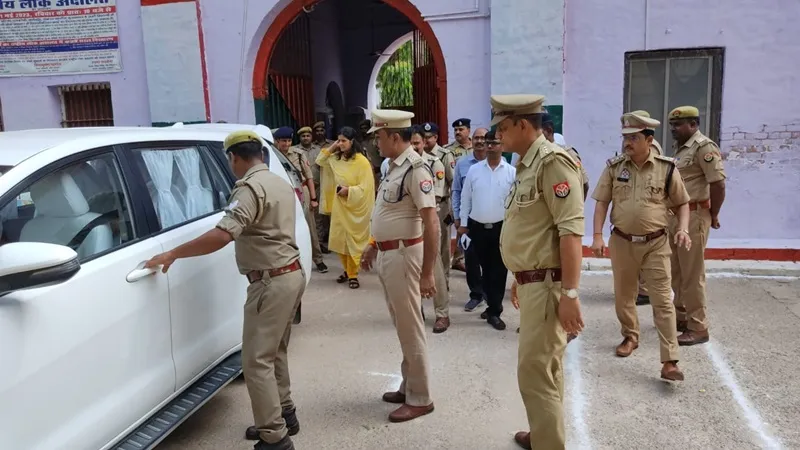 रायबरेली: अचानक जिला जज के साथ जिला कारागार पहुंचे अधिकारी, बंदियों से भी की बातचीत