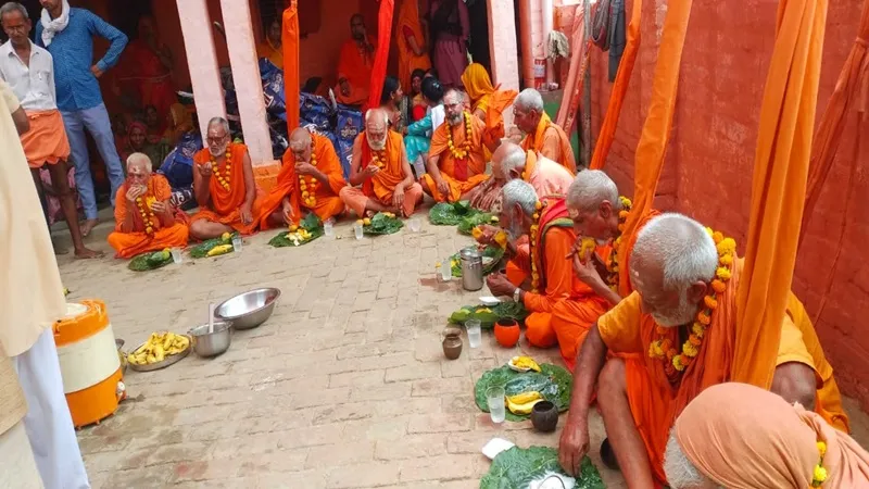रायबरेली: ब्रह्मलीन संत की षोडशी पर उमड़ा संत समाज, वैदिक परंपरा से पूजन करके दी श्रद्धांजलि