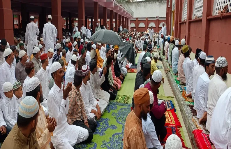 रामपुर : इबादत में झुके लाखों सिर...ईद-उल-अजहा पर नमाज पढ़कर मांगी देश की अमन चैन की दुआ