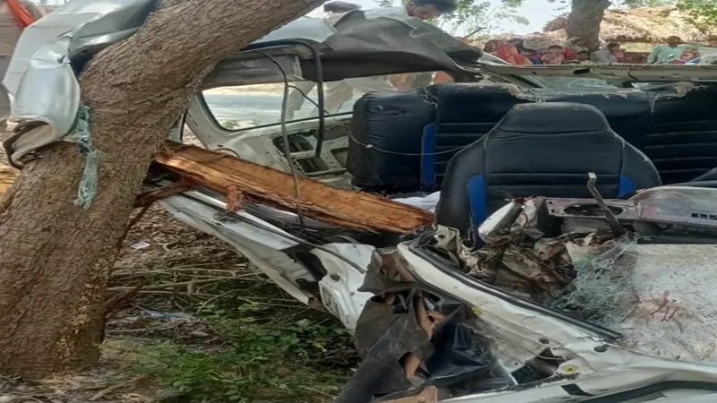 रायबरेली में भीषण हादसा: बाइक को टक्कर मारने के बाद पेड़ से टकराई कार, चालक समेत दो की मौत, दो गंभीर