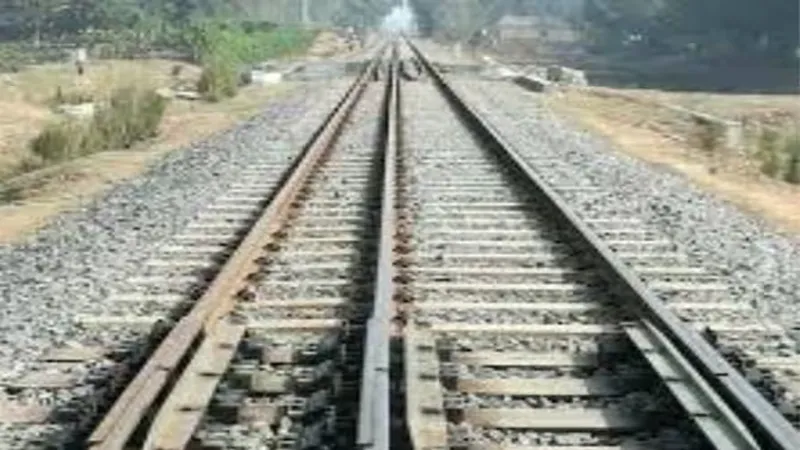 हरदोई: बेरहम बाप ने बच्चे को निर्वस्त्र कर हाथ पैर बांध कर रेलवे ट्रैक बैठाया, वीडियो वायरल