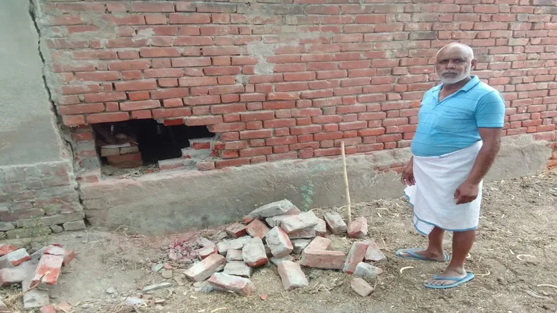रायबरेली: नकब काटकर चोरों ने खंगाला घर, लाखों के जेवरात और नकदी किया पार, खेत में मिले बक्से