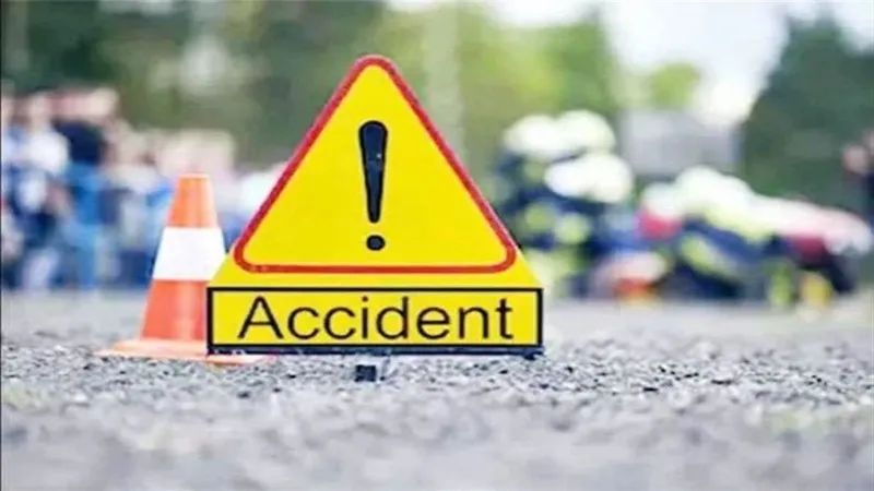 गौतम बुद्ध नगर: अनियंत्रित कार डिवाइडर से टकराई, चालक गंभीर रूप से घायल 
