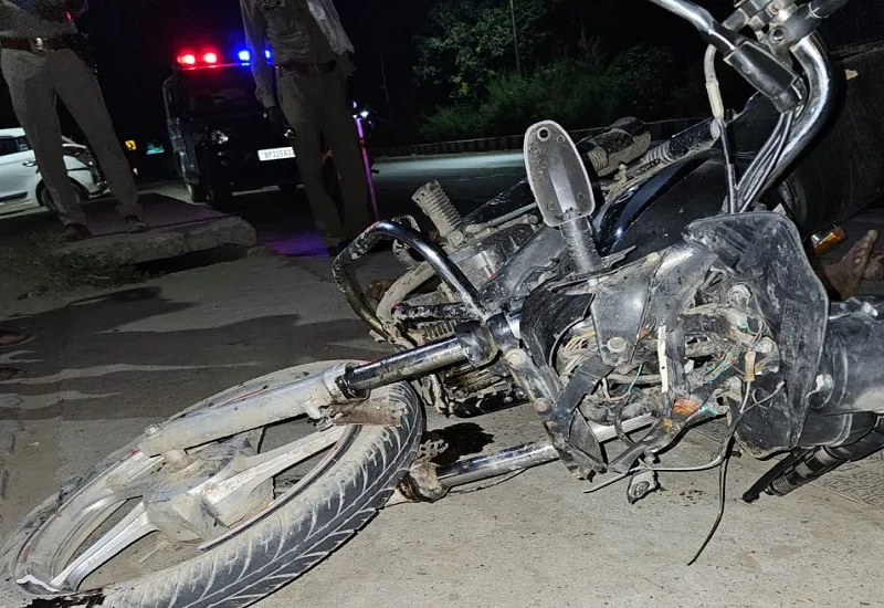 अमरोहा : अज्ञात वाहन की टक्कर से बाइक सवार युवक की मौत, परिजनों में कोहराम