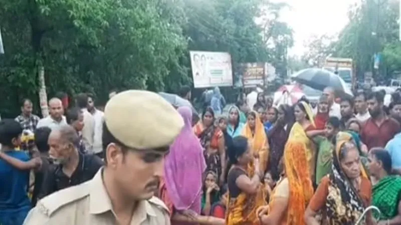 संतकबीरनगर: ग्राम प्रधान की लाठी-डण्डों से पीटकर निर्मम हत्या, आक्रोशित लोगों ने किया सड़क जाम
