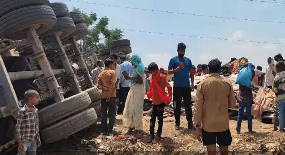 अनियंत्रित ट्रक पलटकर जीप पर गिरा, सात लोगों की मौत 