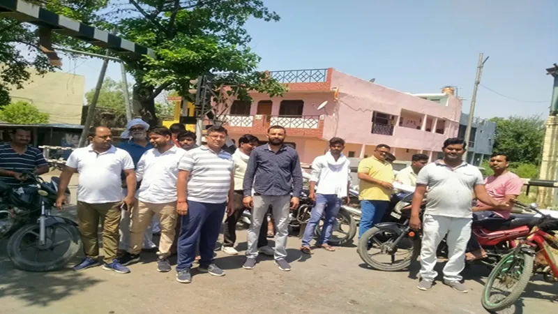 संतकबीरनगर: महज तीन घंटे में एक हजार लोगों ने किया हस्ताक्षर, अण्डरपास संघर्ष मोर्चा के आन्दोलन को राहगीरों ने दिया बल