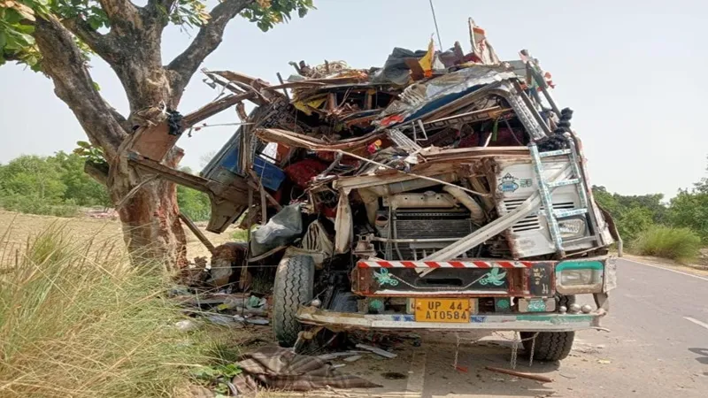 प्रतापगढ़: अनियंत्रित ट्रक खंभे से भिड़ी, खलासी की मौत, चालक अस्पताल में भर्ती