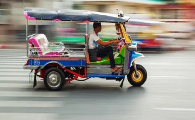 रुद्रपुर: बेहतर यातायात के लिए टुकटुक चालकों के आईडी कार्ड जारी 