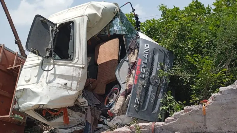 Unnao Accident : ओवरलोड डंपर पलटा, चालक की मौत, परिचालक घायल, केबिन में घंटों फंसे रहे