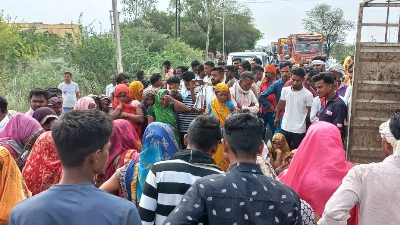 Unnao News : लाइनमैन की लापरवाही से मौत होने का आरोप लगा किया हंगामा, हाईवे जाम होने से फंसे वाहन