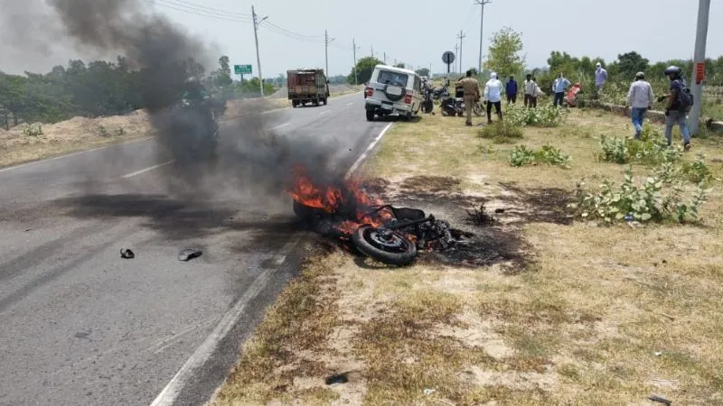 Unnao News : बोलेरो का टायर फटने से तीन बाइकों में मारी टक्कर, चार घायल, हादसे के बाद धू-धूकर जली बाइक