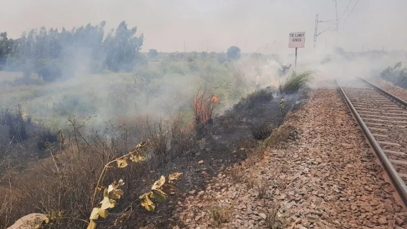 Unnao Fire News : रेलवे ट्रैक किनारे दो जगह लगी आग, अधिकारियों ने रोकी ट्रेनें, केबिल का बंडल जला
