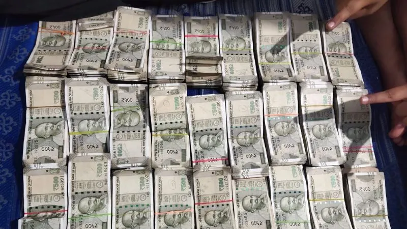 Unnao News : थानेदार के बच्चे नोटों की गड्डियों से खेलते, पुलिस अधिकारियों ने साधी चुप्पी, वीडियो वायरल