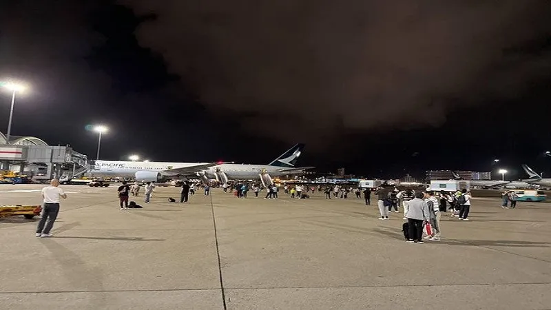 Hong Kong हवाई अड्डे पर कैथे के विमान को उड़ान भरने से रोका, निकासी के दौरान 11 यात्री घायल 