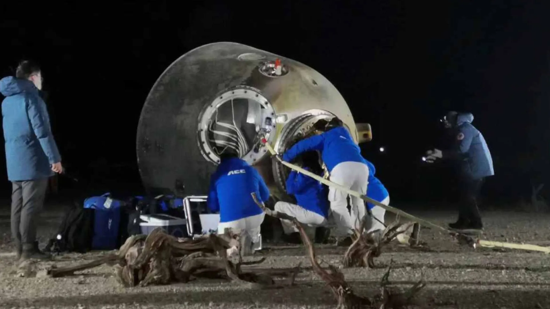 अंतरिक्ष स्टेशन पर छह महीने बिताने के बाद धरती पर सकुशल लौटे चीन के तीन अंतरिक्ष यात्री