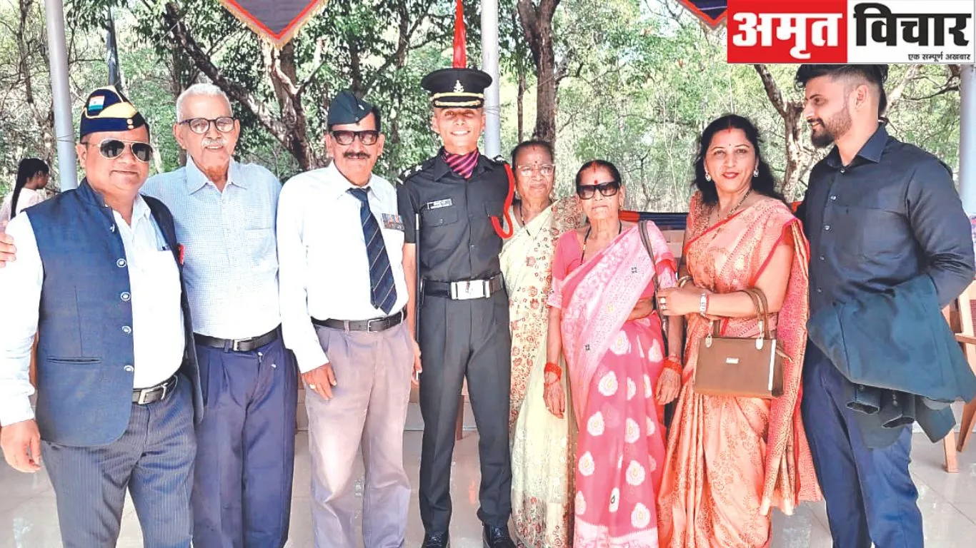 Kashipur News : सेना में लेफ्टिनेंट तकनीकी अधिकारी बने दीपांशु, परिजनों ने बेटे को लगाये स्टार
