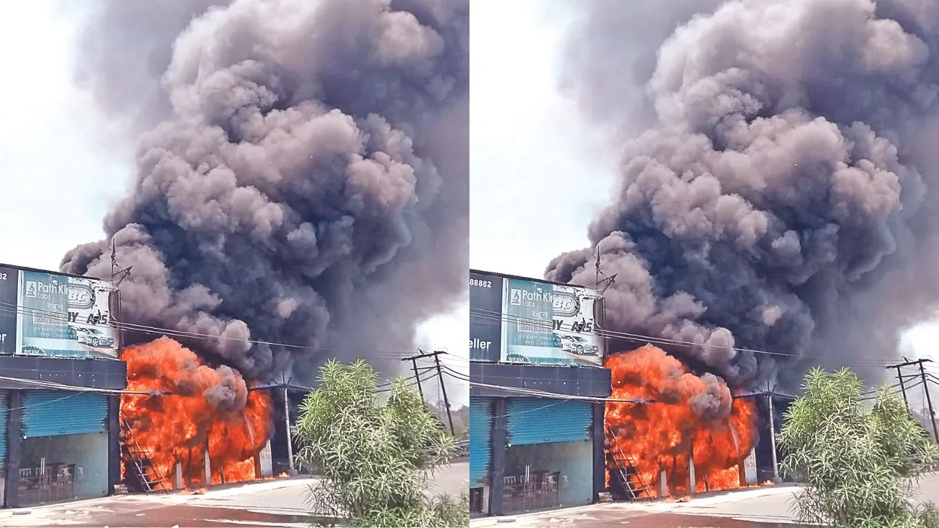 Rudrapur News : हार्डवेयर-पेंट्स की दुकान में लगी आग, घर में धधकी लपटें, करोड़ों के नुकसान का अनुमान
