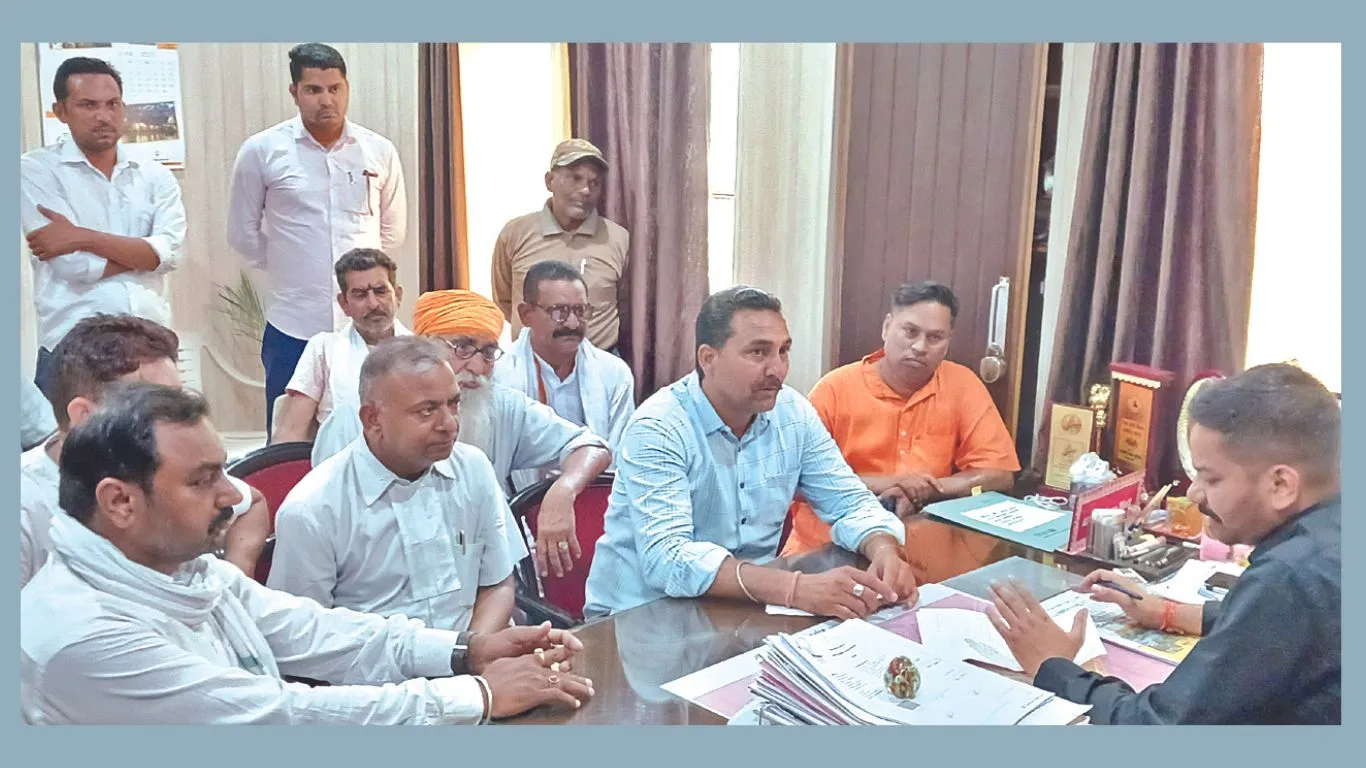 बाजपुरः 15 वर्षों से निवासरत लोगों के जाति प्रमाण पत्र देने की मांग, तहसीलदार का किया घेराव