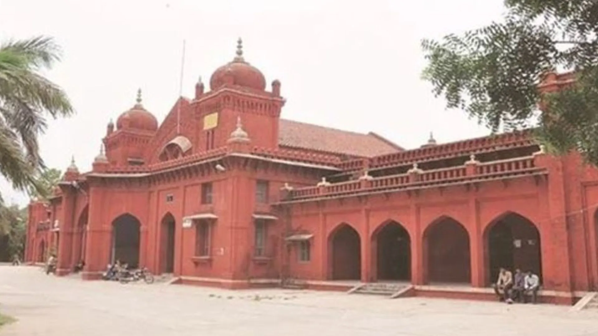 बरेली कॉलेज में नकल करते पकड़े गए छात्र