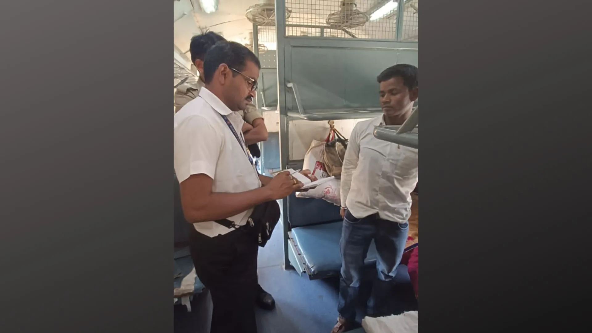 बरेली: यात्रियों को बिना टिकट यात्रा पड़ रही भारी