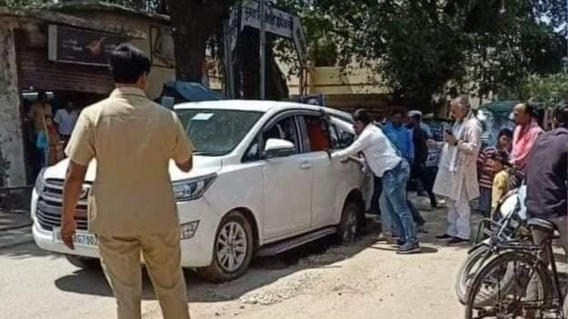 शाहजहांपुर: सड़क के गड्ढे में फंसी वित्त मंत्री की कार, गाड़ी से उतरे तो लोगों ने लगाया धक्का