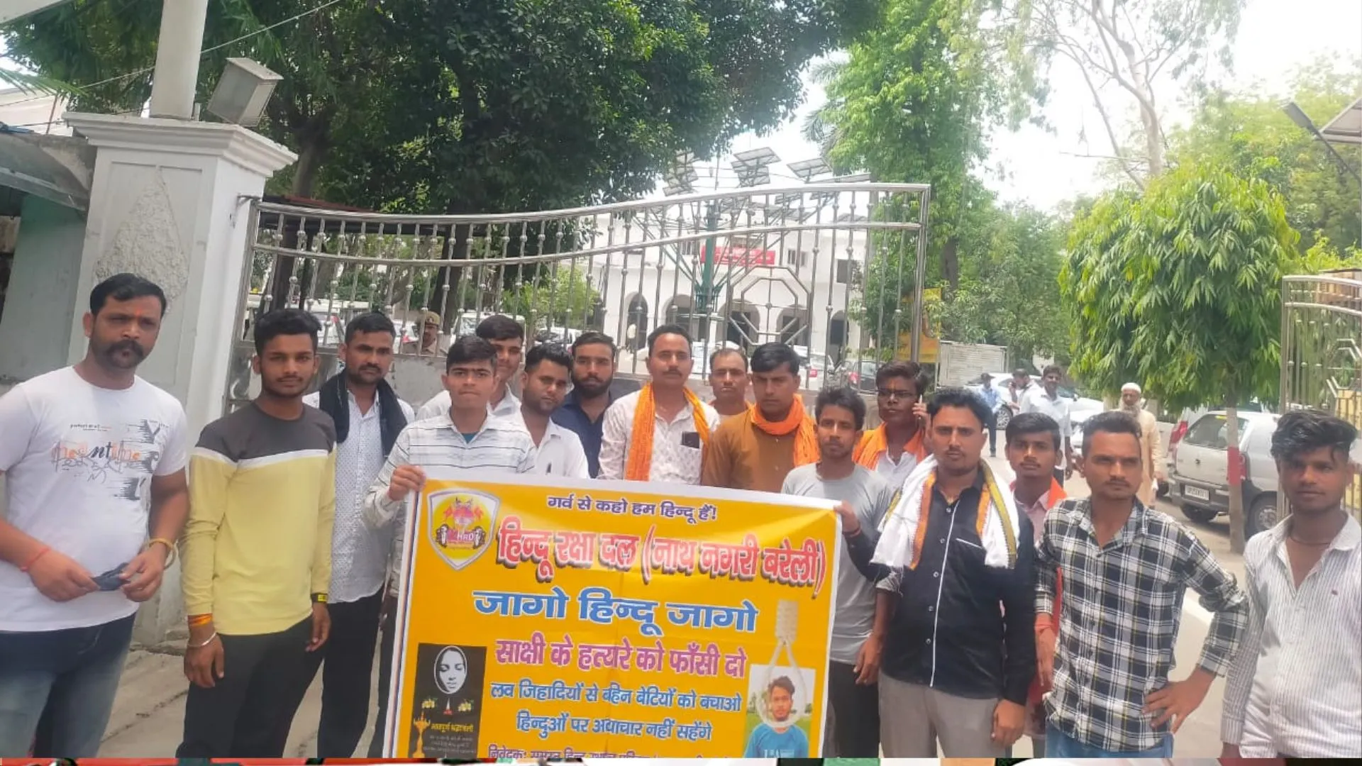 बरेली: साक्षी के हत्यारे को तत्काल फांसी की मांग, नहीं हटे धार्मिक स्थलों पर लगे लाउडस्पीकर