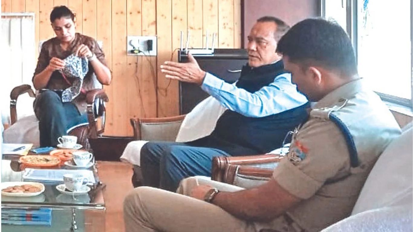 Bageshwar News: UKSSSC की आगामी परीक्षा की तैयारियों में जुटे अधिकारी, जीएस मर्तोलिया ने केंद्रों का किया निरीक्षण