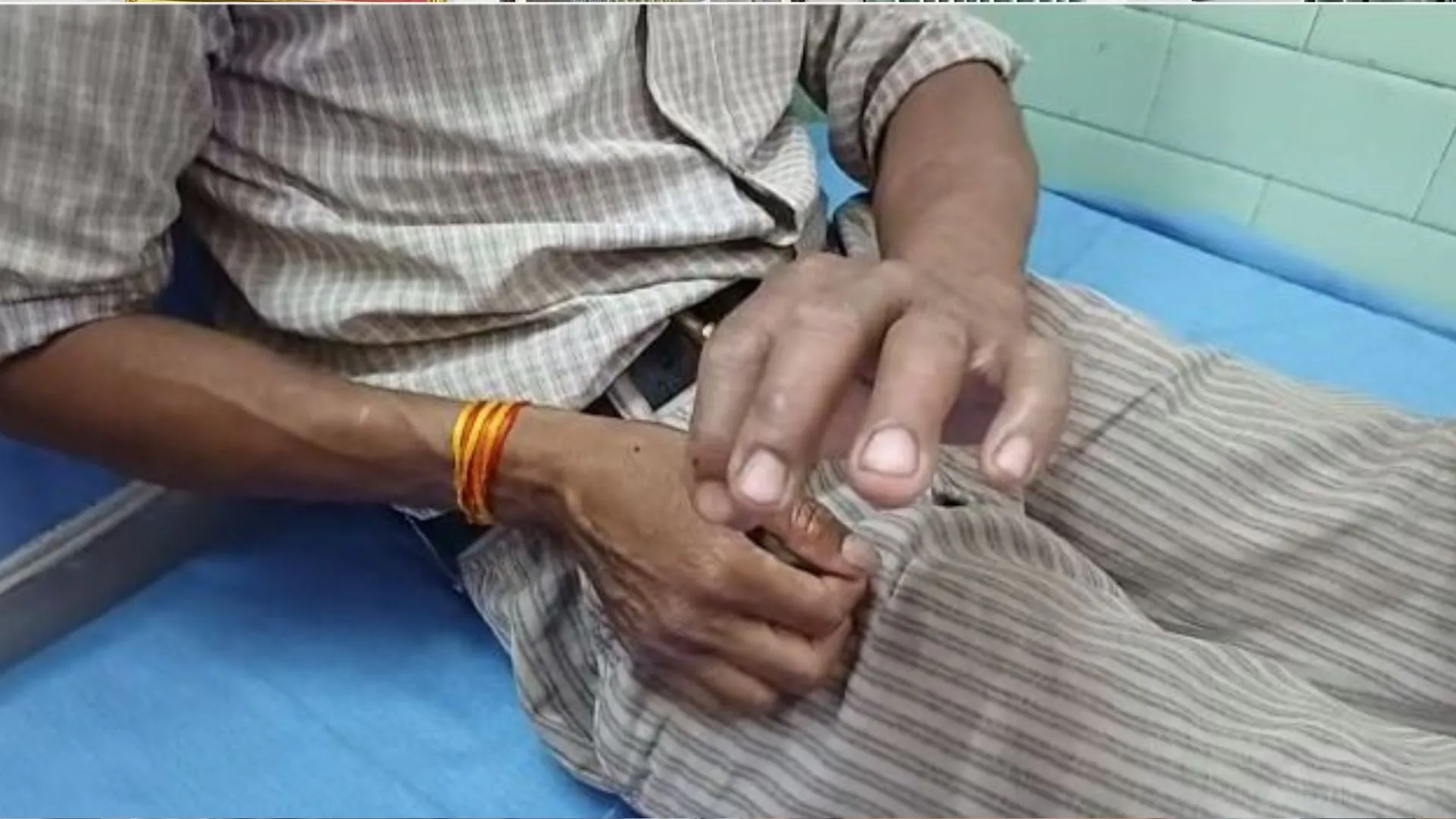 बरेली: घास काटते समय मजदूर को सांप ने काटा, अस्पताल में भर्ती