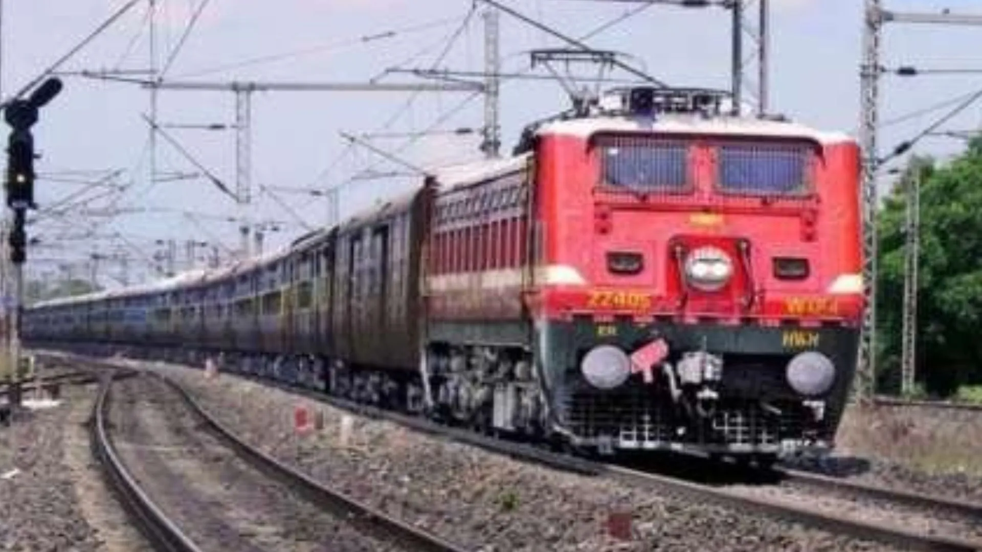 बरेली: घर वालों की डांट से नाराज युवक ने लगाई ट्रेन के आगे छलांग, मौत